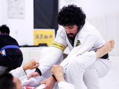 -菠萝格斗巴西柔术训练馆