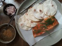 烟熏三文鱼配烤饺子皮和芥末籽酱-BOR Eatery(安福路店)