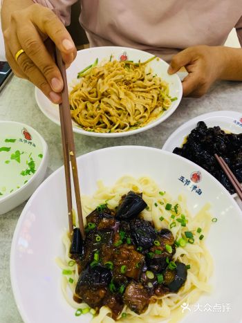 趁我拍照，居然偷我茄子吃结果烫嘴了，哈哈