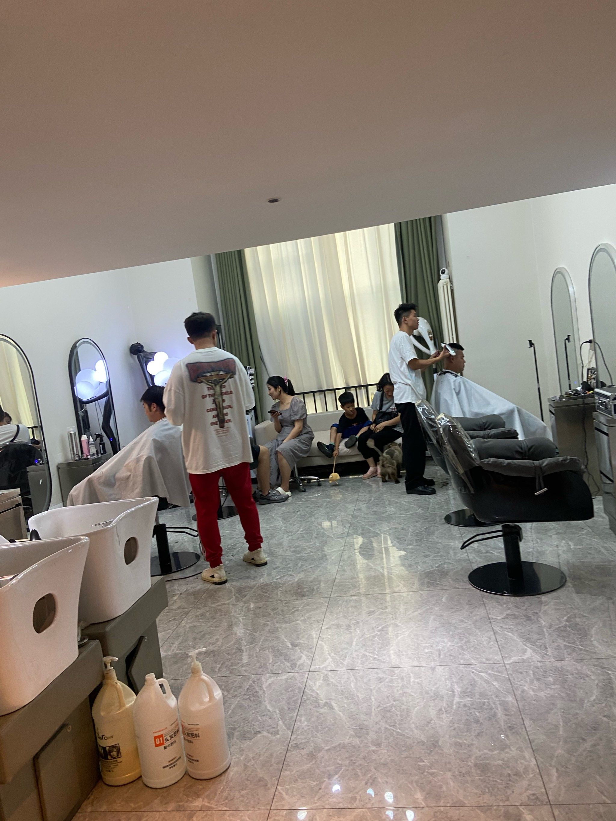 理发师忙碌的一天「米娜造型