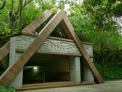 地道入口-上海市龙华烈士陵园
