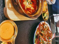 -何妹湿辣牛肉·粤式烧烤砂煲(桂雅路店)