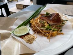 泰式炒金边粉配猪颈肉-帕蓝·暹罗料理(大学路店)