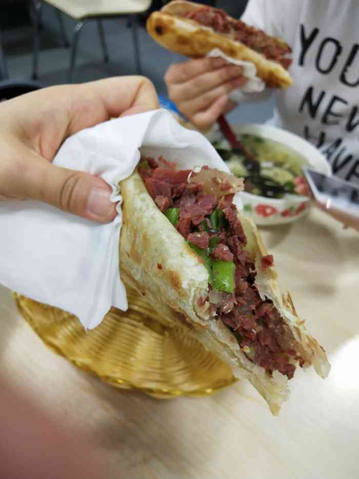 打分 孩子想吃,就又来吃驴肉火烧了,说好不吃晚饭的,最后还是忍不住吃