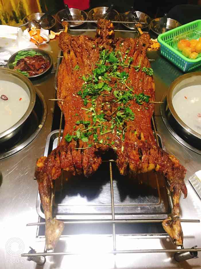 陈记烤全羊(水碾立交店)-"团队聚餐去的,打电话咨询后了解到羊子有活.