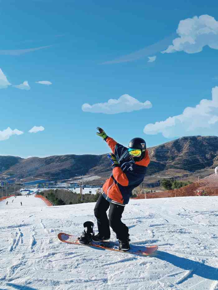 何家沟滑雪场-"是位于道里区何家沟的一个冰雪滑雪场,北国.
