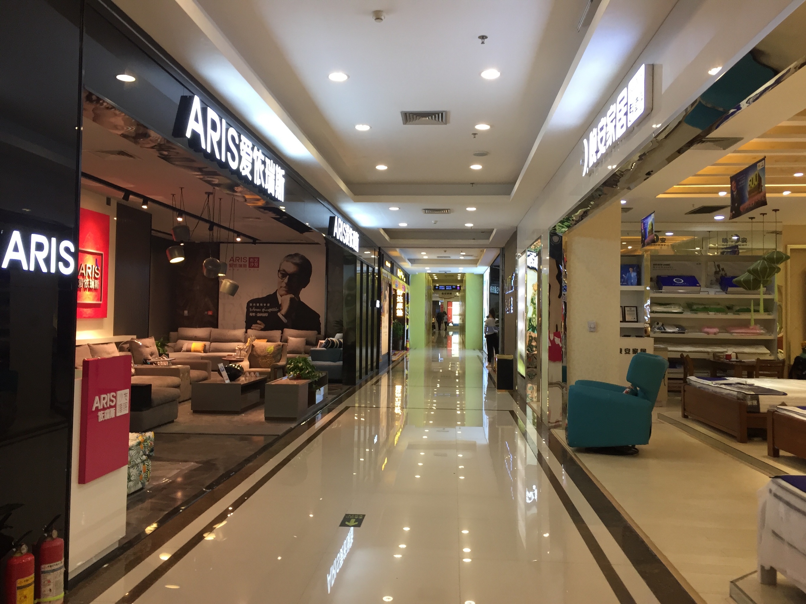 青禾美邦,分建材区灯饰卫浴区和家具区.这