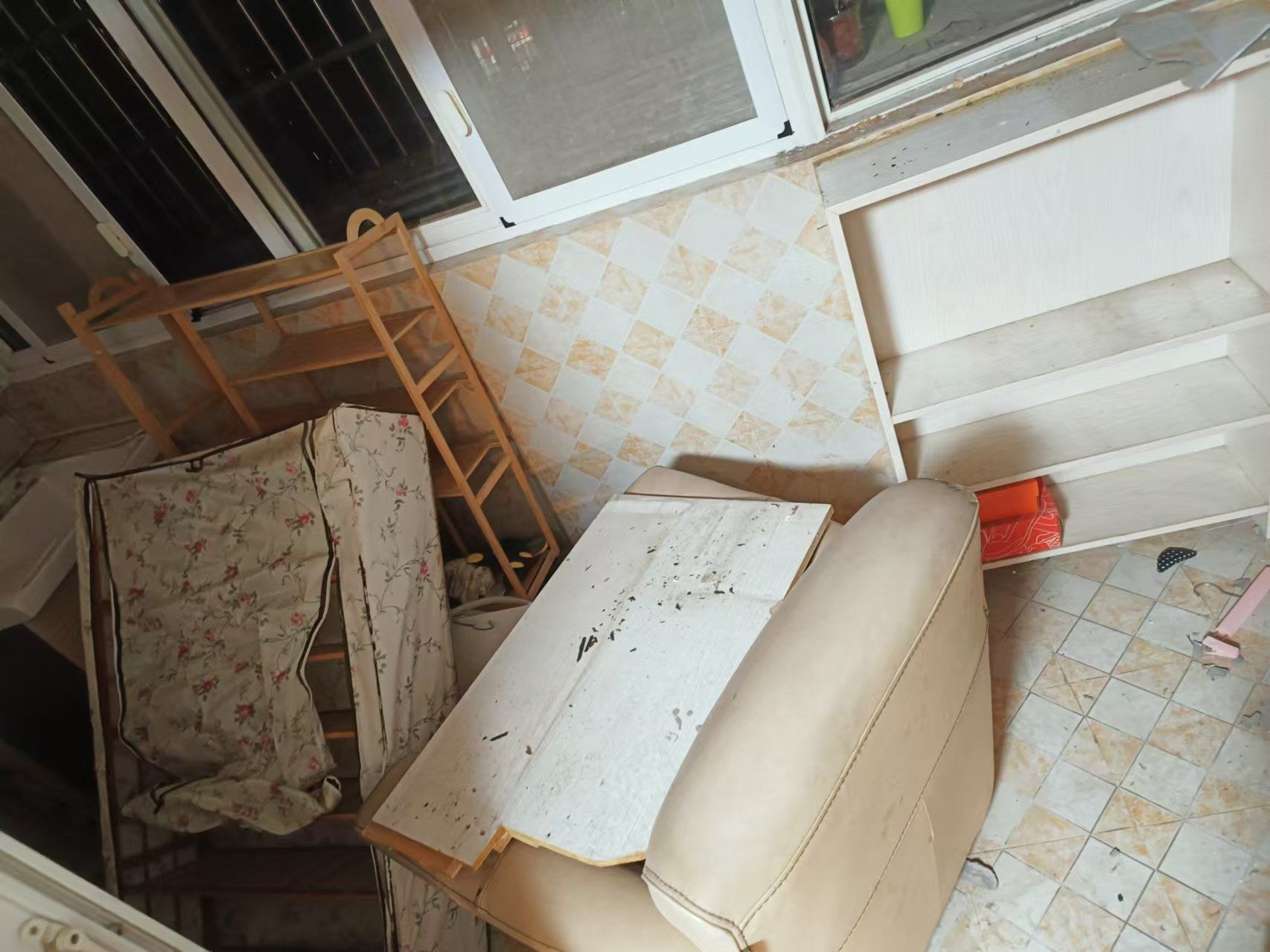 三亚废旧家具怎么处理,代扔不要的旧家具,清理