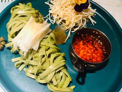 敲糖椒麻鸡丝凉面-蜜桃花开·中西融合菜E&W(南长街店)