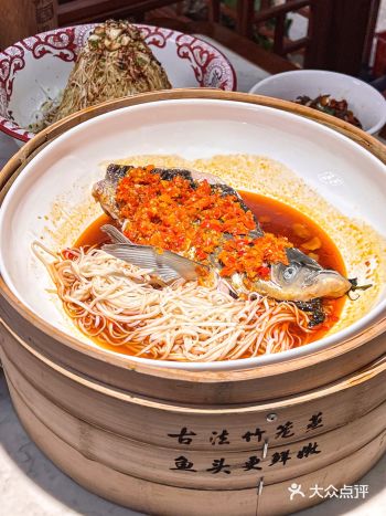 明星同款古法竹笼剁椒鱼头真的太费米饭了