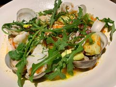 温热海鲜沙拉配牛油果-Mercato莫卡多露台餐厅与酒吧(K11店)