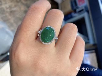 以前真的不会喜欢翡翠，感觉都是奶奶辈才会戴的啊