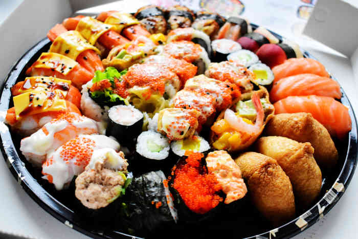 和风寿司(曲阳路店)-"店铺是小小的,离家很近,以前一直在他们家.