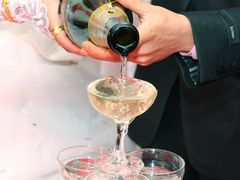 斟香槟-金汇景海鲜酒家