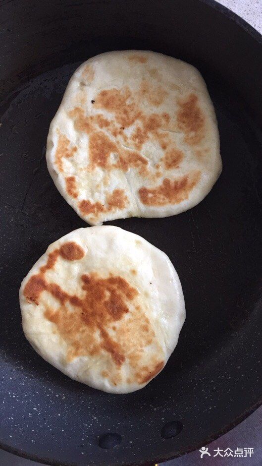 除了煎饼，也可以用预备好的发面，包点肉末