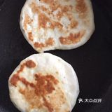除了煎饼，也可以用预备好的发面，包点肉末