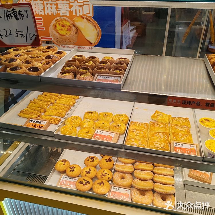 其貌不扬，但口感惊艳的咸蛋黄蛋糕