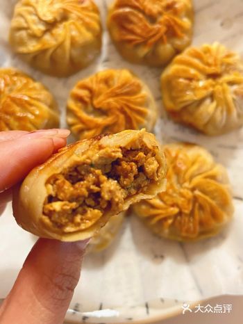 一口酥脆还爆汁的鸡肉馅饼
