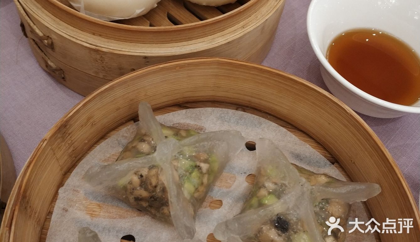 肉质紧实，好吃。叉烧酥我的最爱，外皮酥软