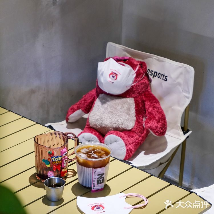 海口首家草莓熊包围的咖啡店
