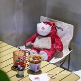 海口首家草莓熊包围的咖啡店