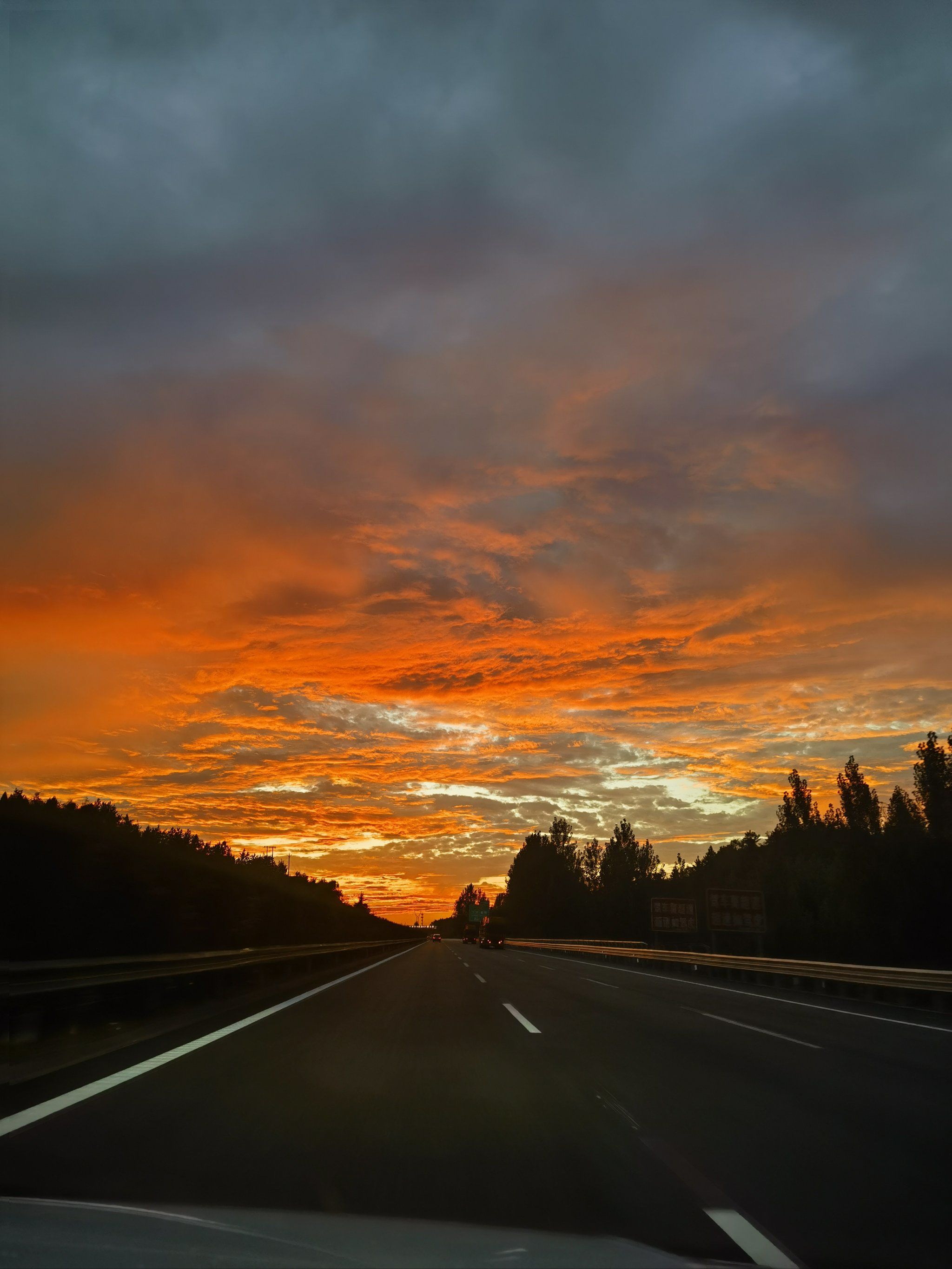 晚霞染红了天空
