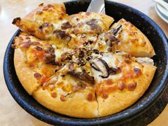 炙烤澳洲牛肉披萨（铁盘）-必胜客(中大银泰店)