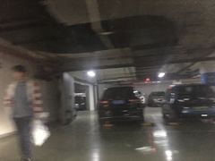 -蓝色港湾停车场