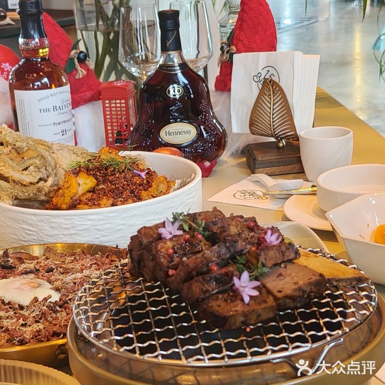 听说外国人都要来新粮仓过圣诞，还有假面舞会