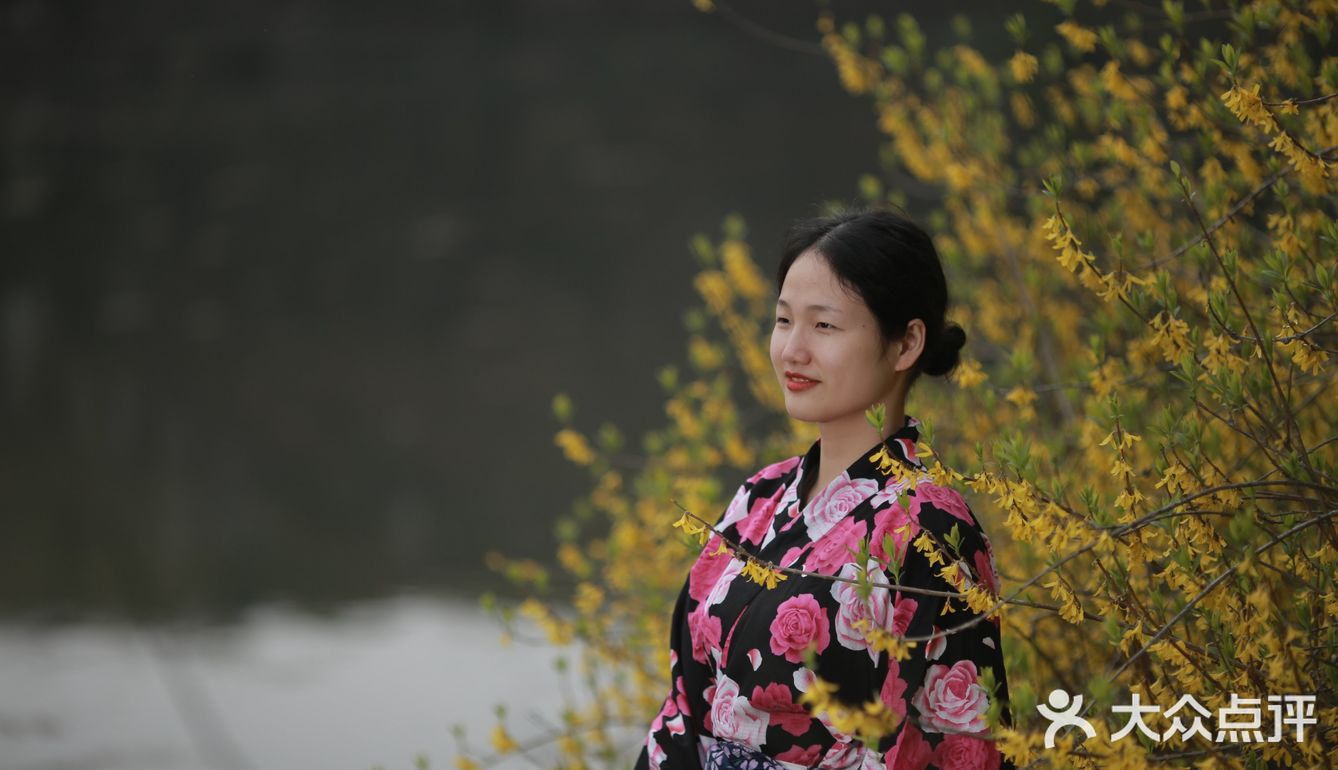 听说今年世纪公园种了一片彩色油菜花,果断安排上!