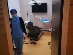 -瑞尔齿科(上海长风大悦城店)