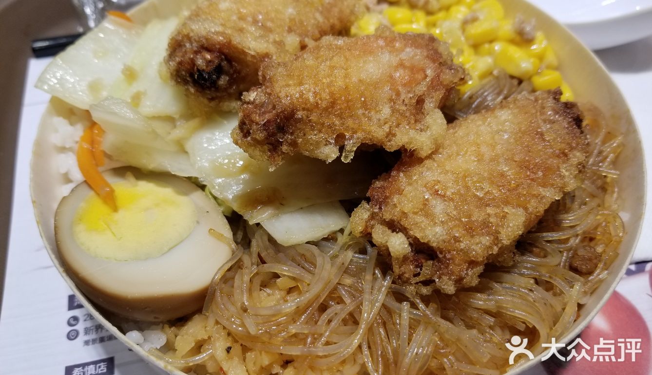 这碟食街头小吃，转眼间就被我们清碟了。香酥鸡翼便当