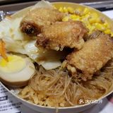 这碟食街头小吃，转眼间就被我们清碟了。香酥鸡翼便当