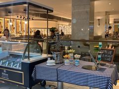 面包甜点陈列柜-西安高新希尔顿酒店·咖啡露台西餐厅