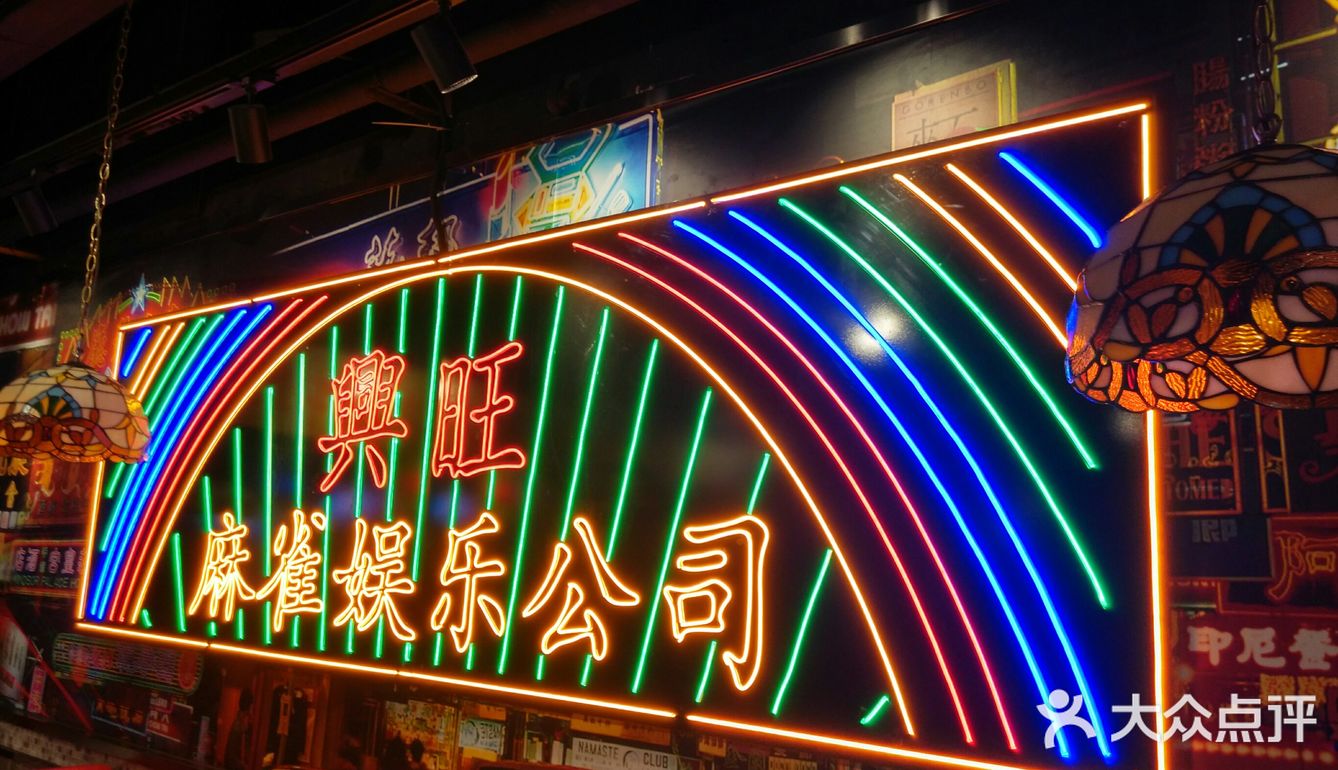 大屏不停闪烁，夜街环境，步入餐厅，感觉漫步于旺角街头