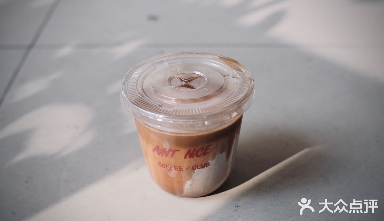 随手拍｜短暂阳光眷顾的日子恰巧在室外喝咖啡☕️