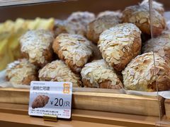 扁桃仁可颂-山崎面包(静安久光店)