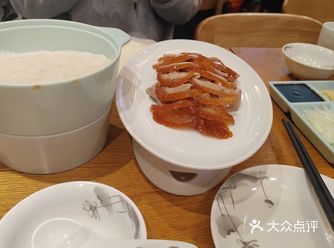 一、菜品 烤鸭的皮脆香，肉鲜嫩，油脂分布均匀