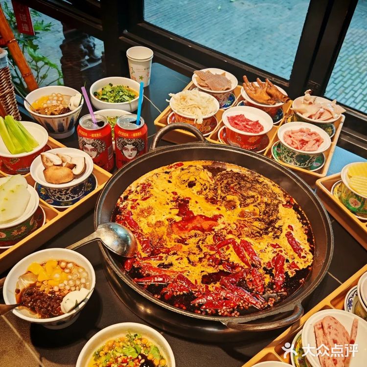 
麻辣鲜香必吃！鲜切牛肉空运毛肚地道川味火锅