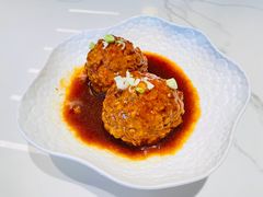 鸭蛋黄狮子头-梅飞酒家(名辉豪庭店)