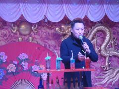 花式调酒后主持人在拍卖-老六杀猪菜(进乡街店)