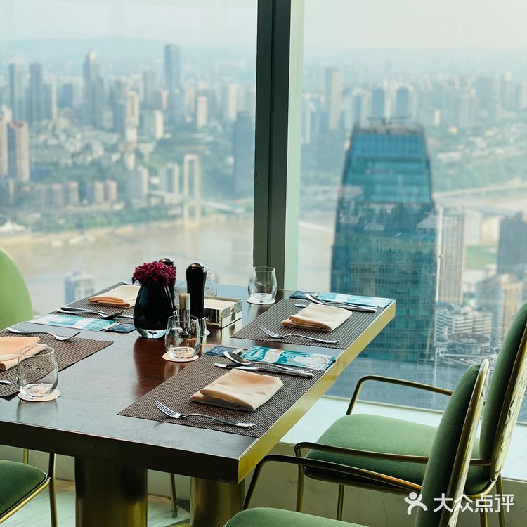 重庆解放碑69楼高空海鲜自助餐厅，美景无限、美味无穷～