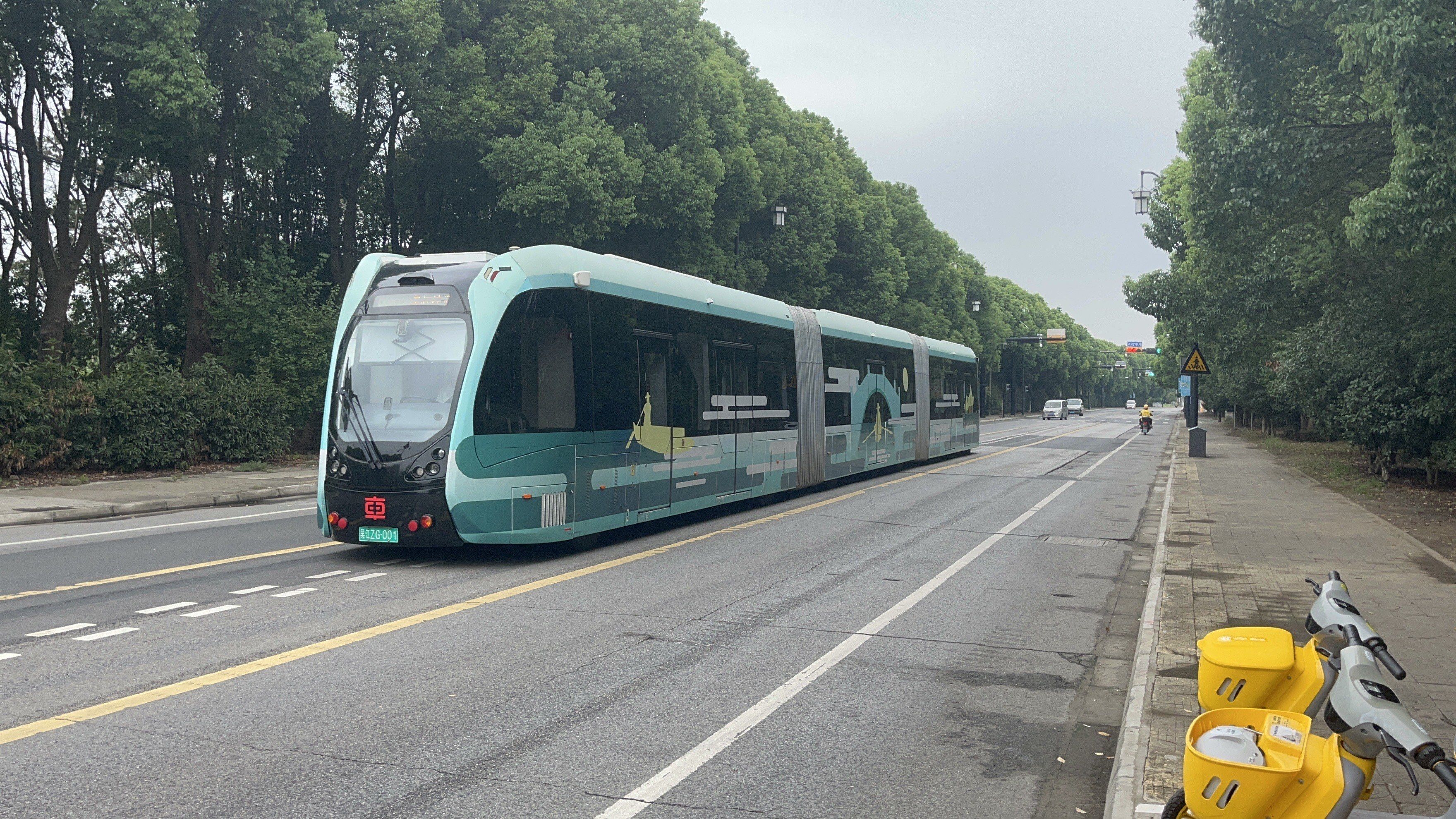 浅水湾阳澄湖南等附近运转了一些吴江/苏州公交以及吴江智轨电车t1