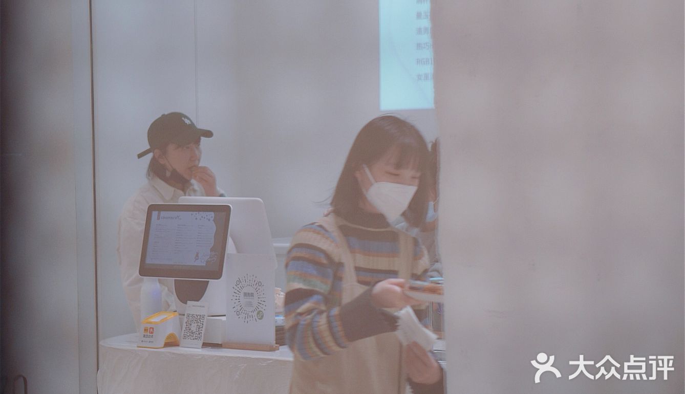 洞穴式纯白咖啡店｜滤镜我要的白是温柔的白