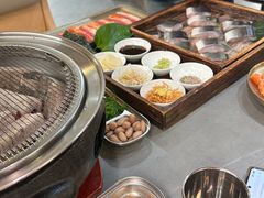 -围炉肉舍•炭烤活鳗•丹东海鲜烤肉(步行街店)