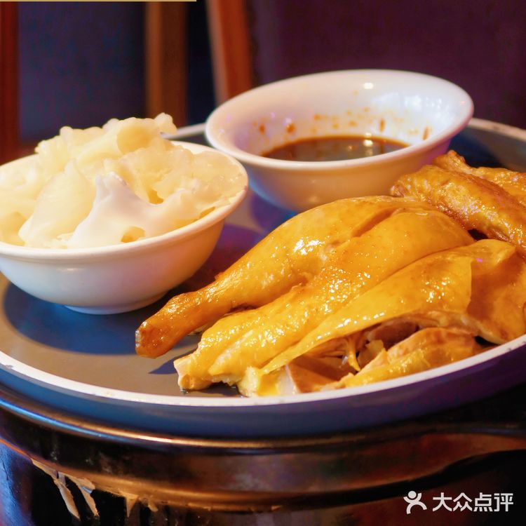 哇，居然还有叫招财锅的店名，吃了招财锅发大财