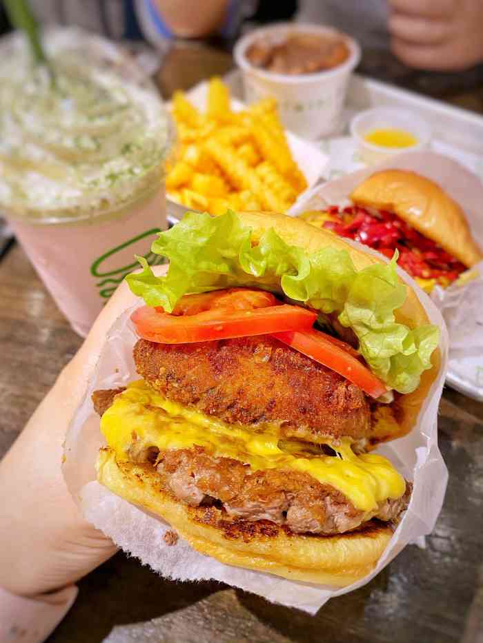 shake shack(上海新天地店)-"网红汉堡店,排队的人没有想象的多,中午