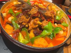 珐琅锅大盘鸡-阿里家·新疆烤肉酒場
