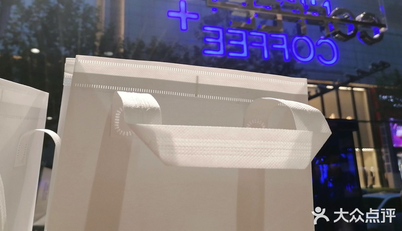 人广福州路街角Nicely深度满足我对克莱因蓝的迷恋