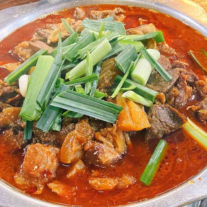 芳芳牛杂(大成路总店)-"两张桌子拼在一起,店家要安排四对人,这么.